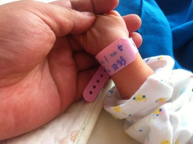 儿子不是你亲生的”宝妈玩笑被宝爸当真，亲子