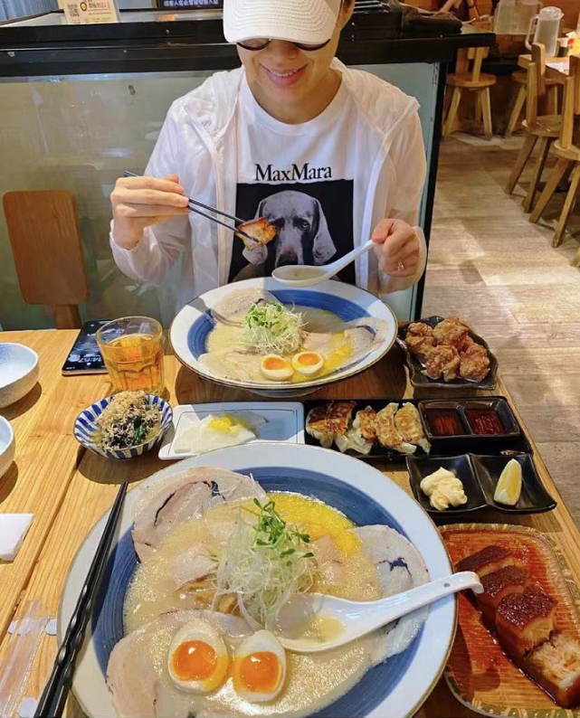 胡杏兒出月子後，老公李乘德帶她下館子，胡杏兒大口吃肉變小吃貨