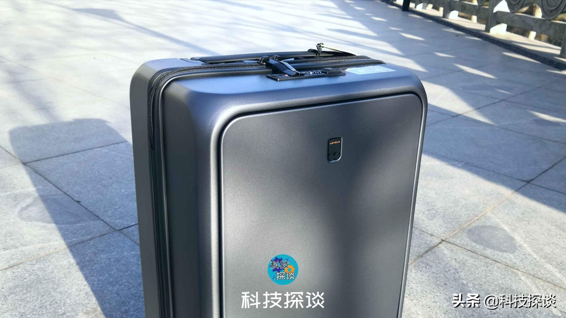国货把背包的便捷性带进行李箱，让笔记本轻松放置，手机快捷充电