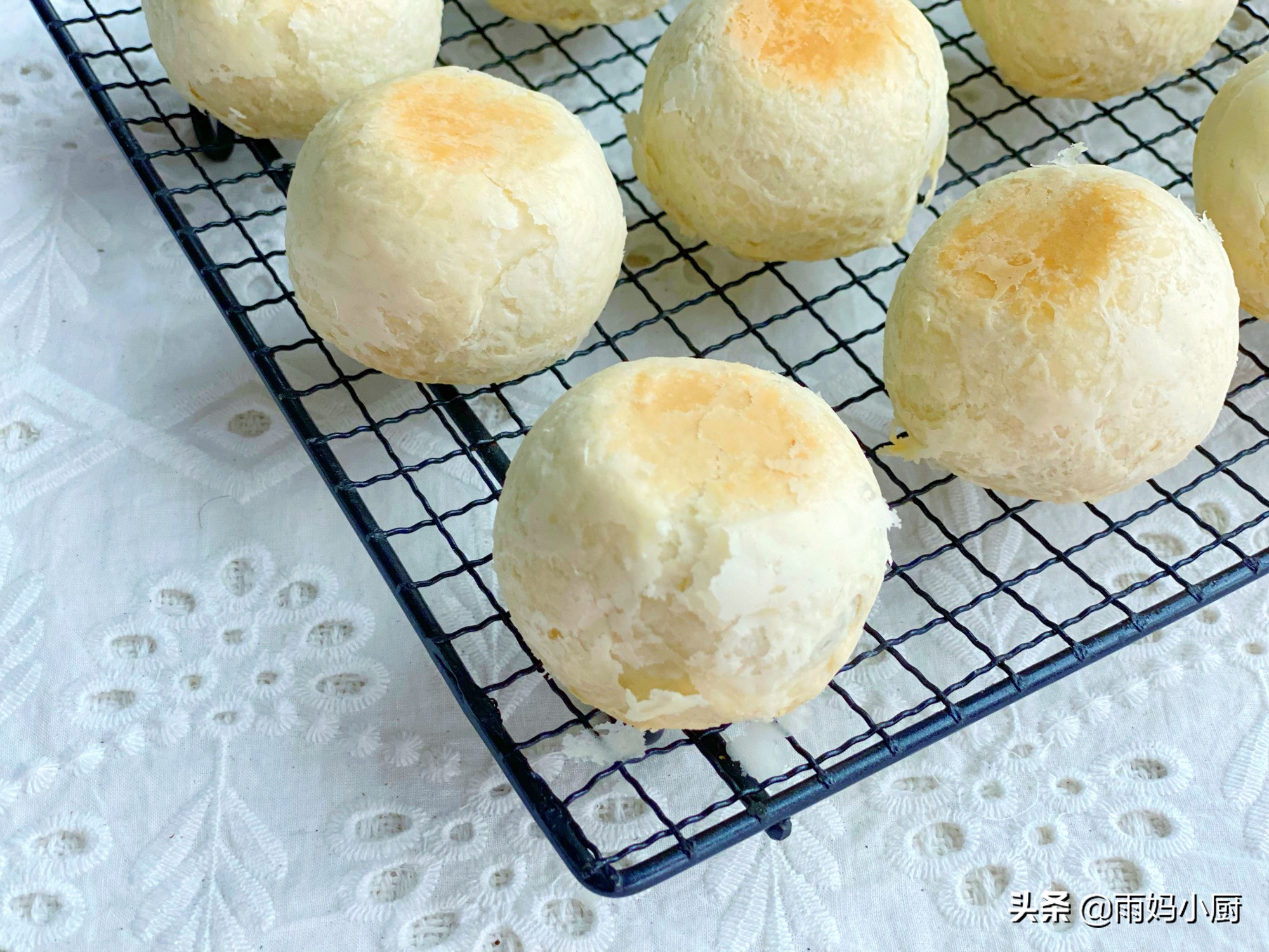 70岁老妈爱吃的绿豆饼，在家就能做，外酥里香又清甜，解暑必备
