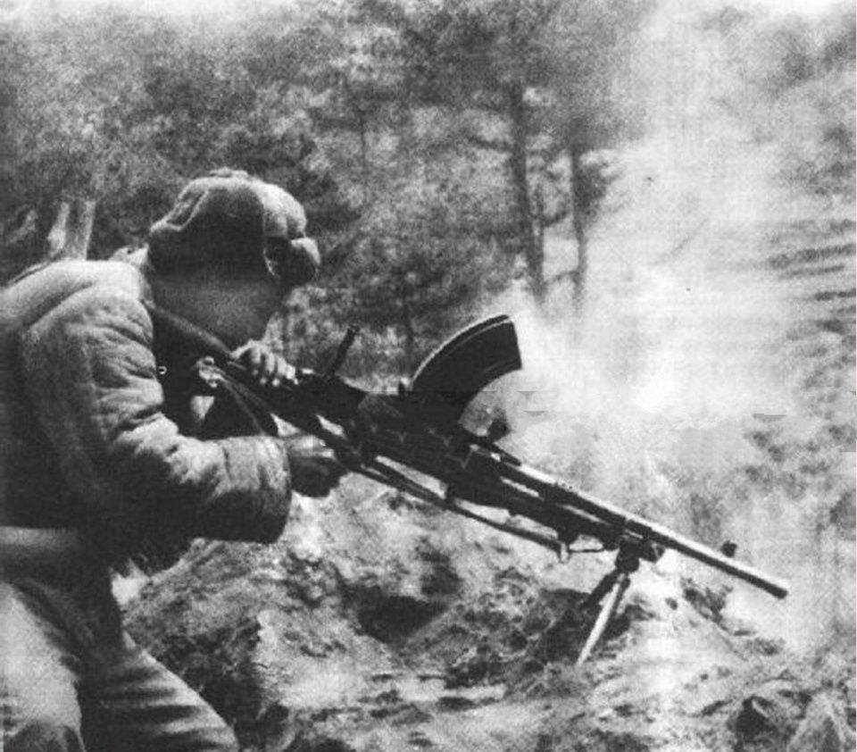 志愿军穿上英军衣服指挥美军战机，对着周围英