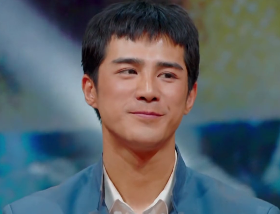Shooting Xiao Shenyang's ass, holding on his shoulders, Jiang Chao is ...