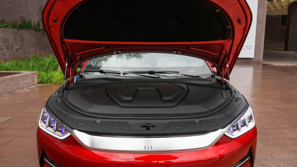 小鹏G3i对比宋PLUS EV：有趣向左，实用向右