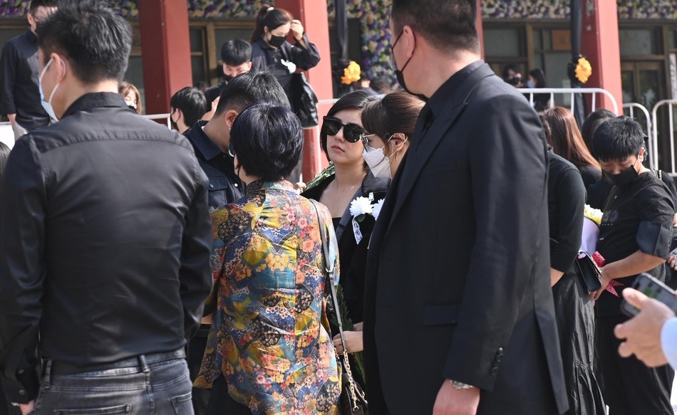 黄子韬爸爸追悼会举行，圈内好友仅赵奕欢现身，鹿晗和吴亦凡缺席