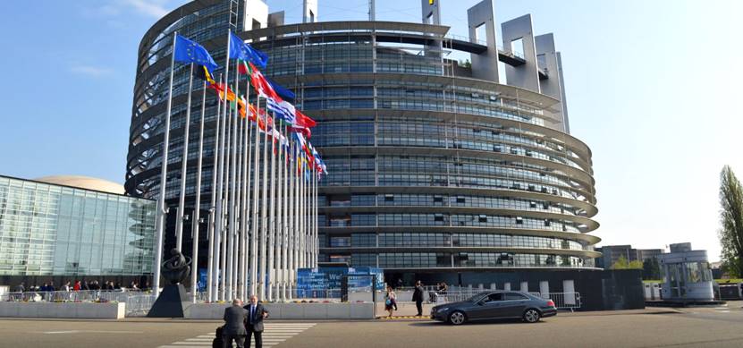 “最幸福国家”背后：不戴口罩不隔离，赌上8000人性命做抗疫试验