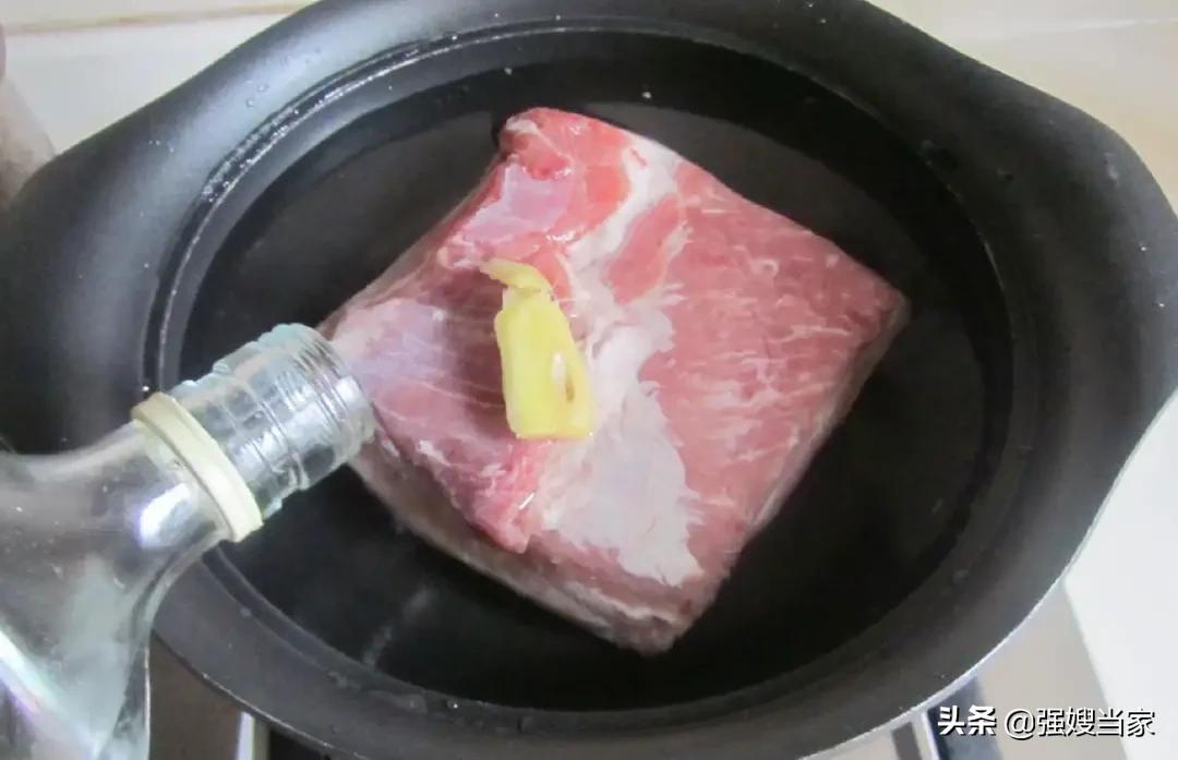 過年炸扣肉，謹記“2不放6竅門”，扣肉金黃不腥，起泡出虎皮！