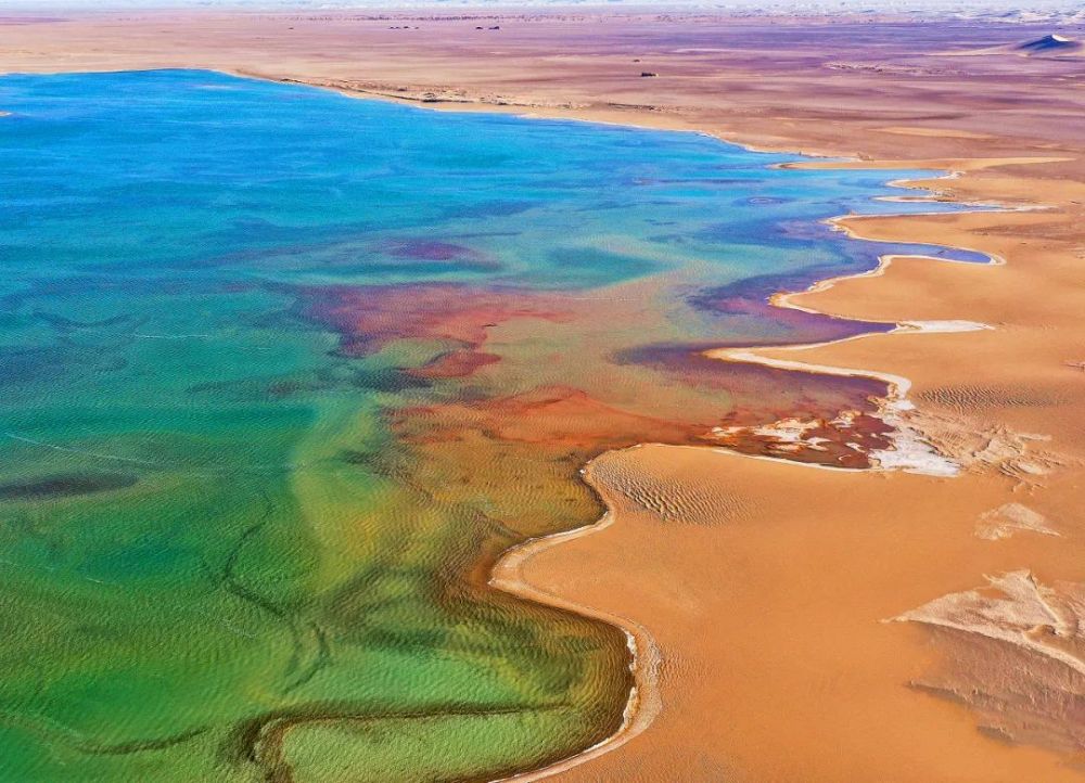 Back to Tang Dynasty?There are many lakes in the Taklimakan Desert, and ...