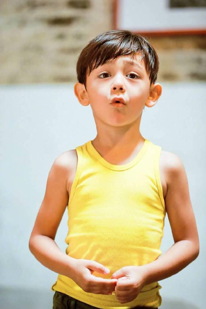 周华健儿子晒照被嘲，父子同框像兄弟，网友：混血儿子都长残了