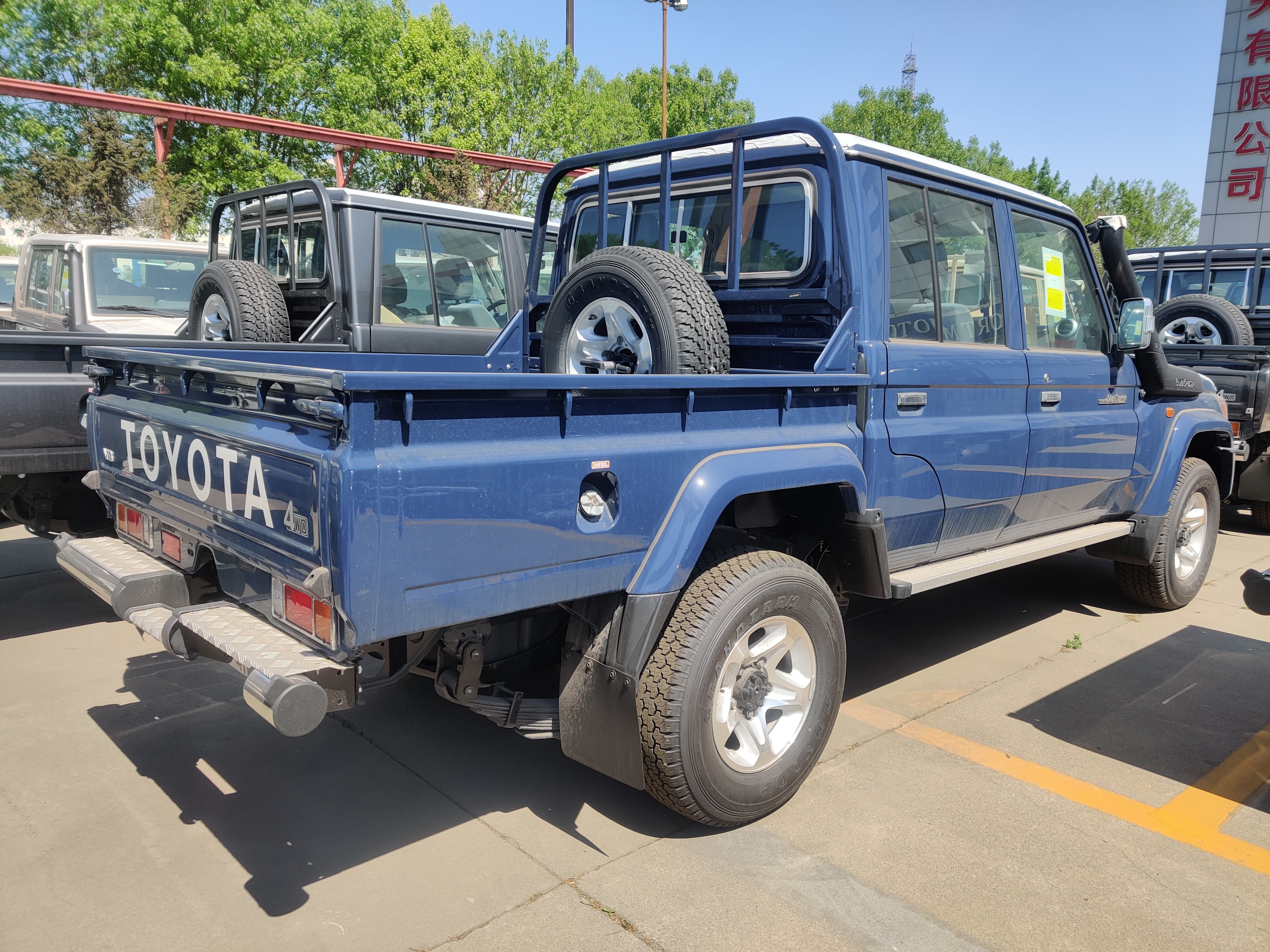 经典硬派越野丰田酷路泽lc79柴油皮卡手挡