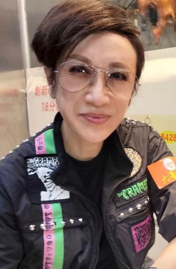 TVB吕珊街头送饭，瘦到皮包骨血管爆出，57岁仍有魔鬼身材惹人羡 - 娱乐八卦