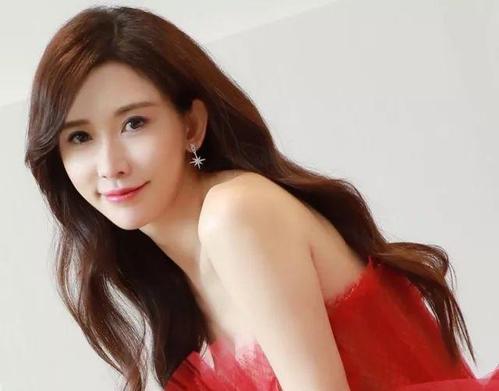 林志玲与老公合体拍广告，婚后一年罕见同框，家暴传闻不攻自破