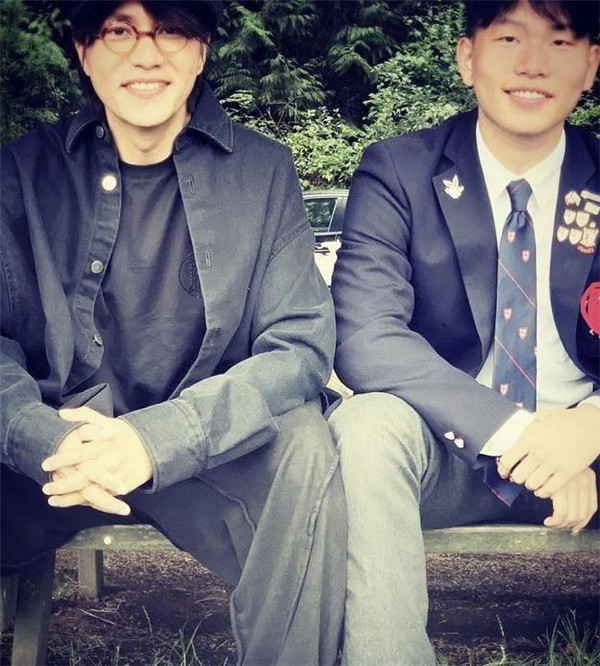 Chen Kun's son is basked in admire cherry to illuminate, with casing schoolgirl long hair waves wave Yan Zhigao, the picture raises an eye to bring amour to guess