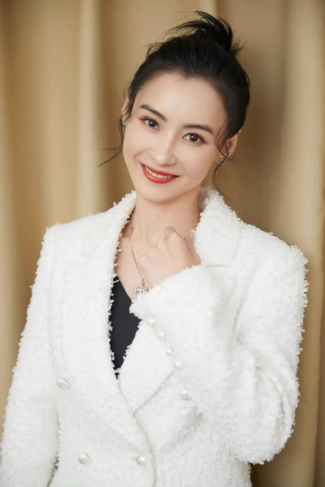 网友偶遇张柏芝大赞真人太美，高糊镜头难掩美貌，星范十足