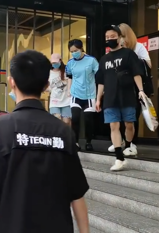 谢娜生完二胎复工，不忘与张杰撒糖，将老公保温杯随身带在身边