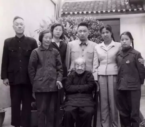 杨开慧壮烈牺牲，毛泽东拿工资赡养杨母，延续和杨家情谊数十年