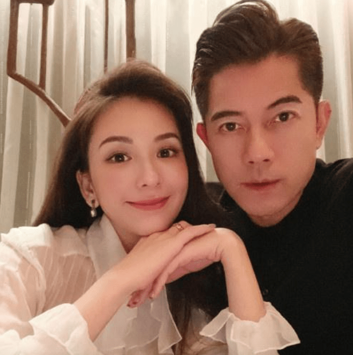 方媛带女儿旅行，不小心暴露坐经济舱遭热议，都在怪郭富城太小气