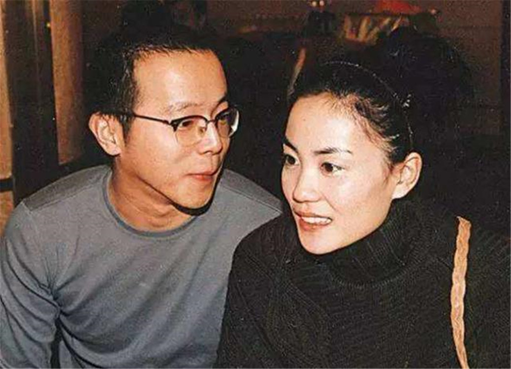 同样是自己女儿，为何王菲只争窦靖童却放弃李