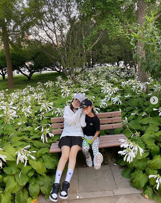 李小璐與女兒同框跳舞，母女穿親子裝像極姐妹花，甜馨越長越漂亮