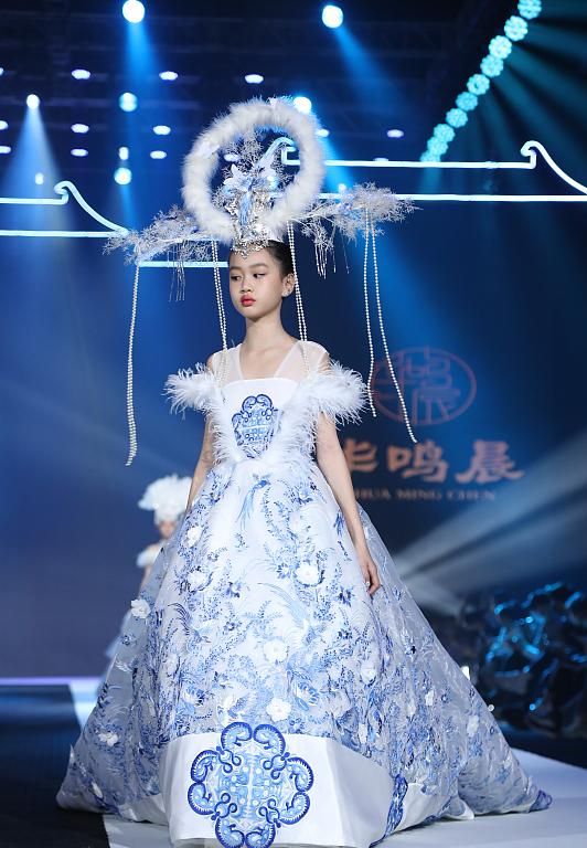 鐘麗緹13歲次女長開，與甜馨撞造型變女王，考拉“嫦娥”造型美翻