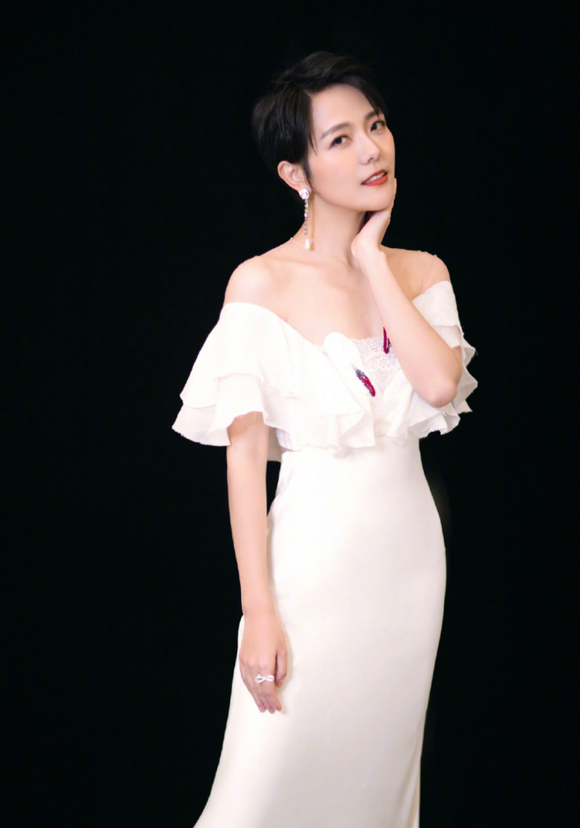 汪涵的妻子藏的真深，穿身“丝滑裙”真招摇，