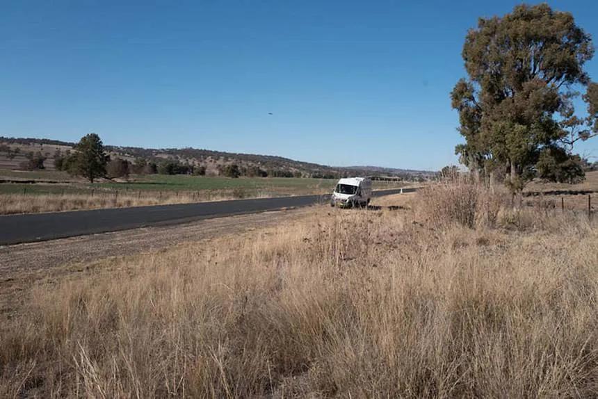 64岁老太不结婚，卖了豪宅住进8㎡蜗居，却过上