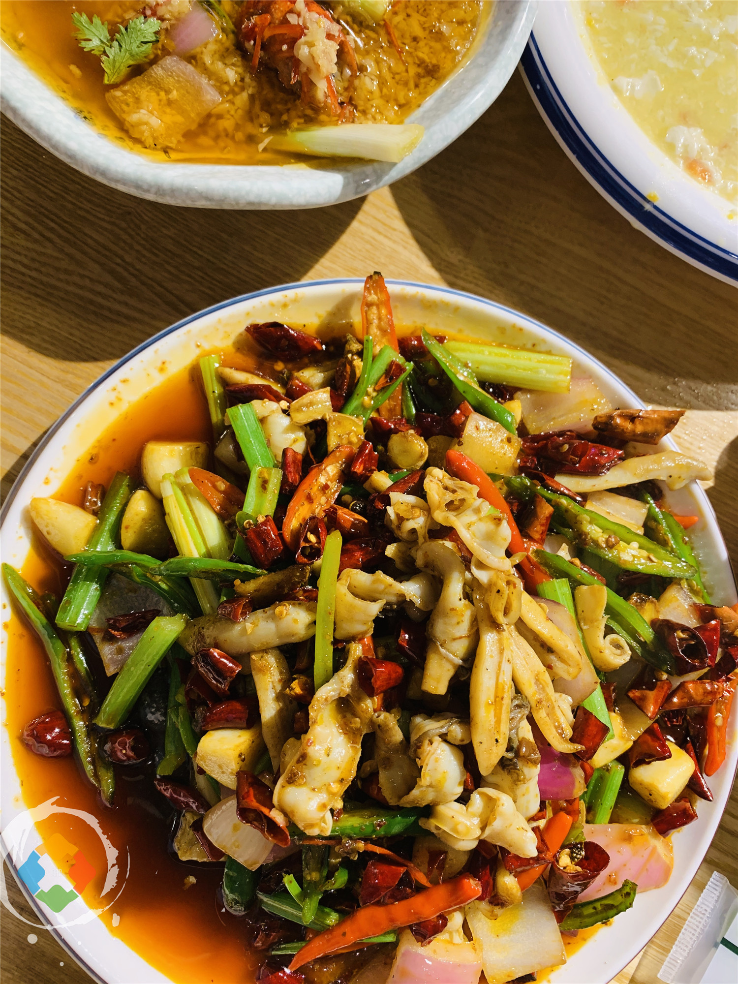 为什么重庆人要在大排档养生？一边吃着小龙虾生蚝，一边喝着热粥