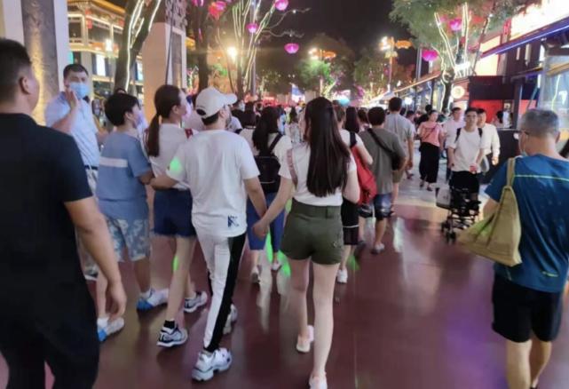甄子丹一家四口逛街被偶遇，17岁女儿牵爸爸手，甄子丹搂娇妻超甜