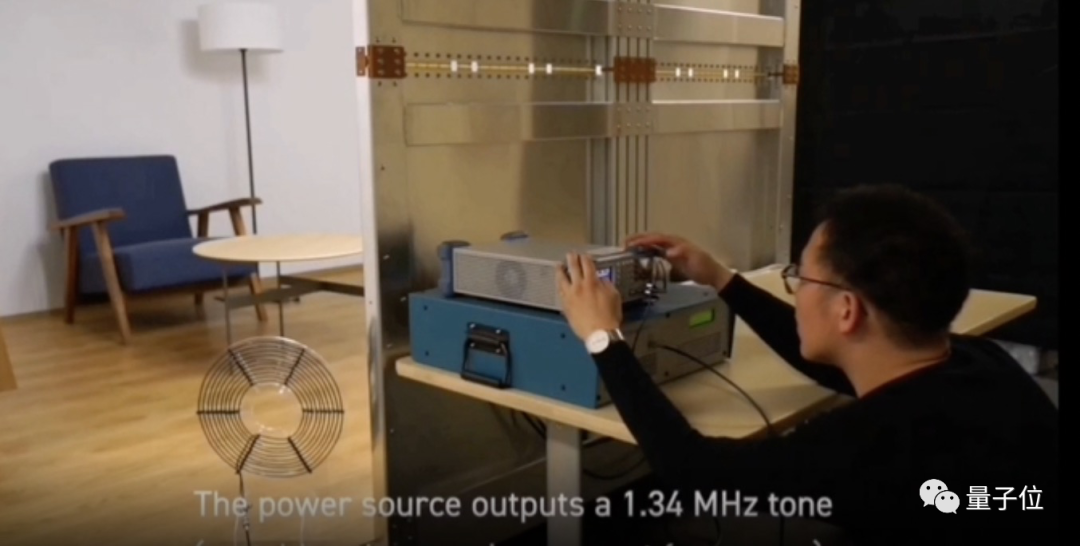 日本搞出奇妙充電屋，坐在任意位置都能隔空充電！｜Nature子刊