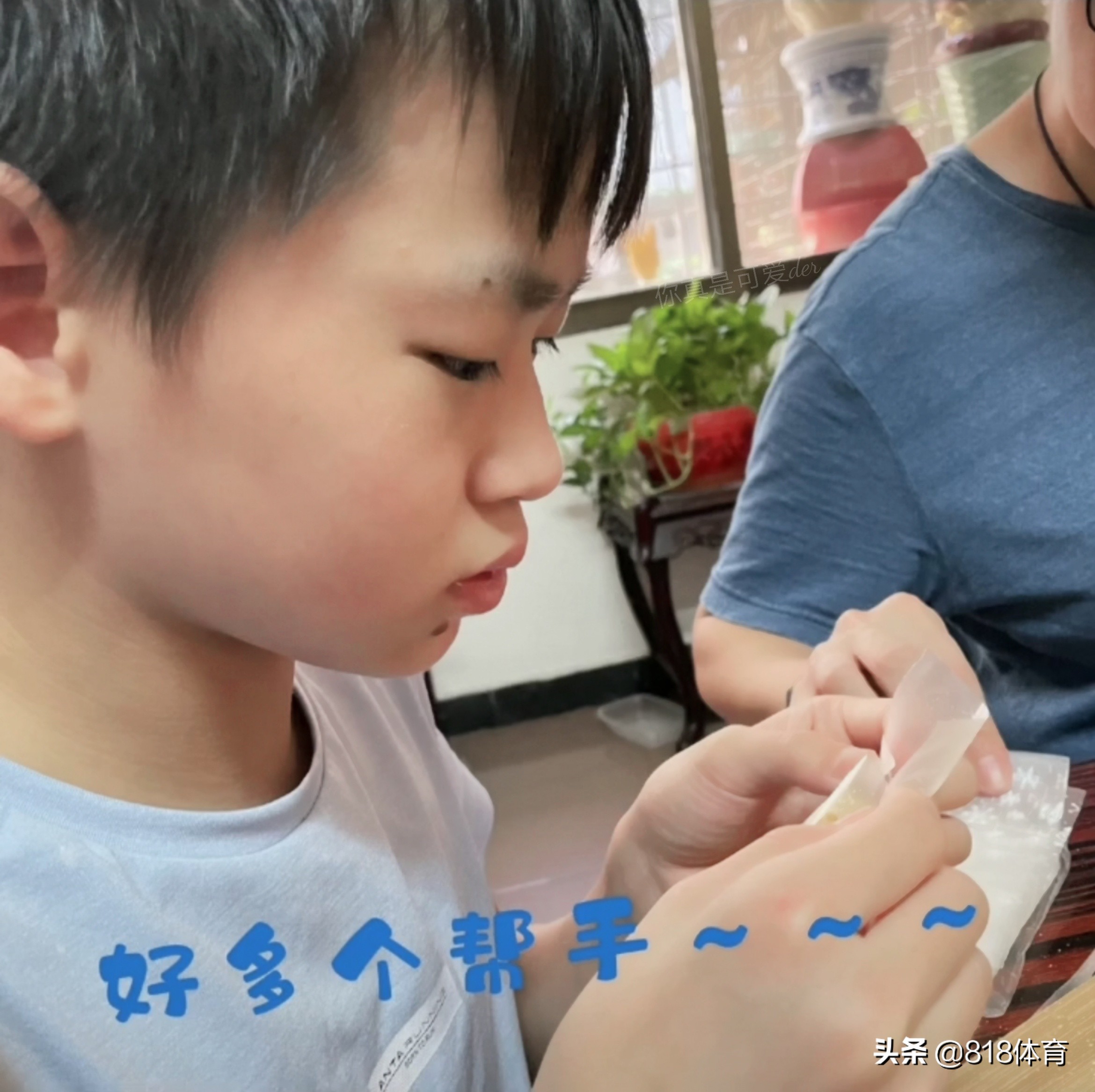 亲闺女！何教练带全红婵回自己家过节，小红跟着师母第一次做蛋糕