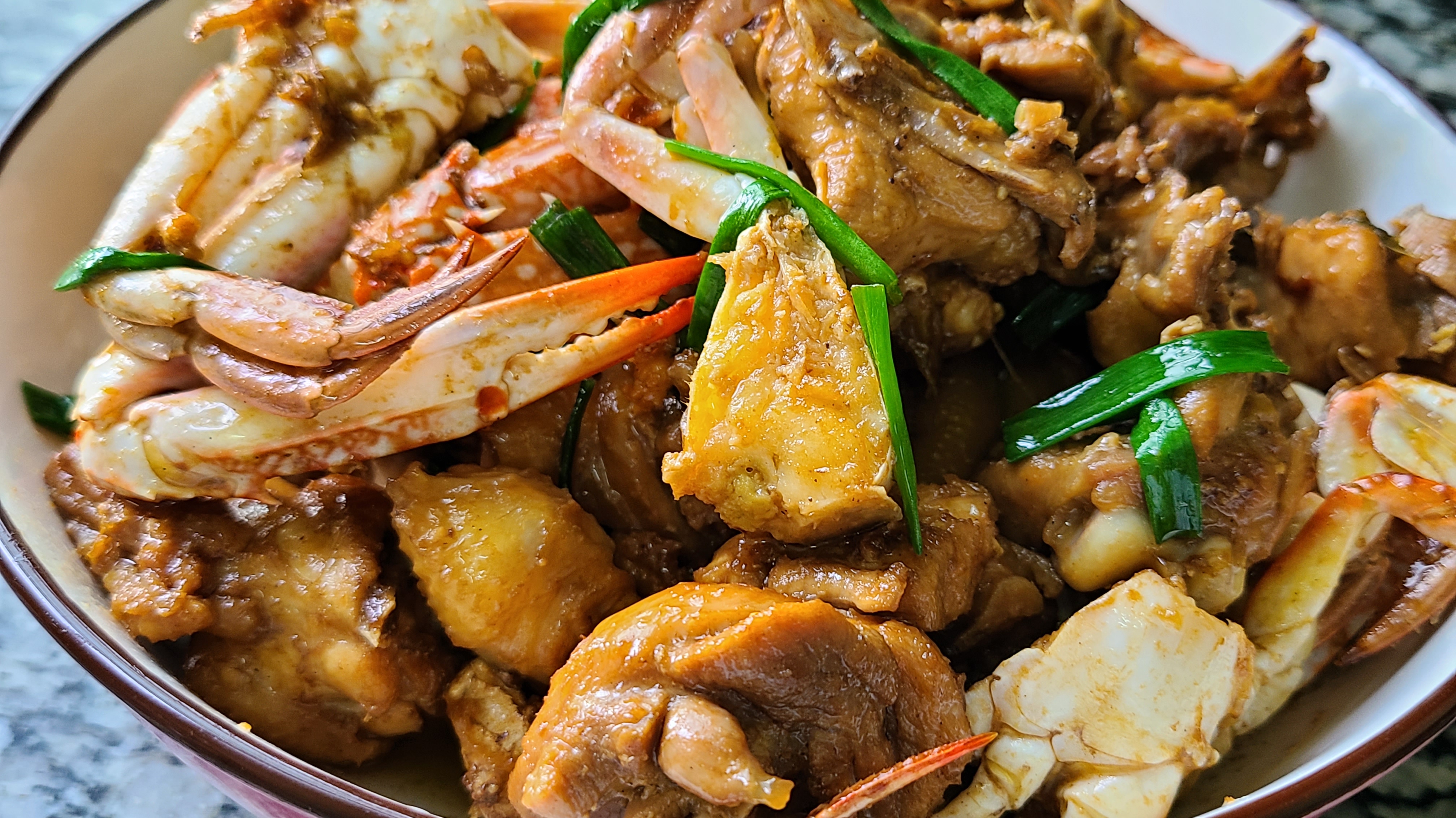 螃蟹燜雞的做法，香味濃郁，好吃下飯，看著肚子都餓了
