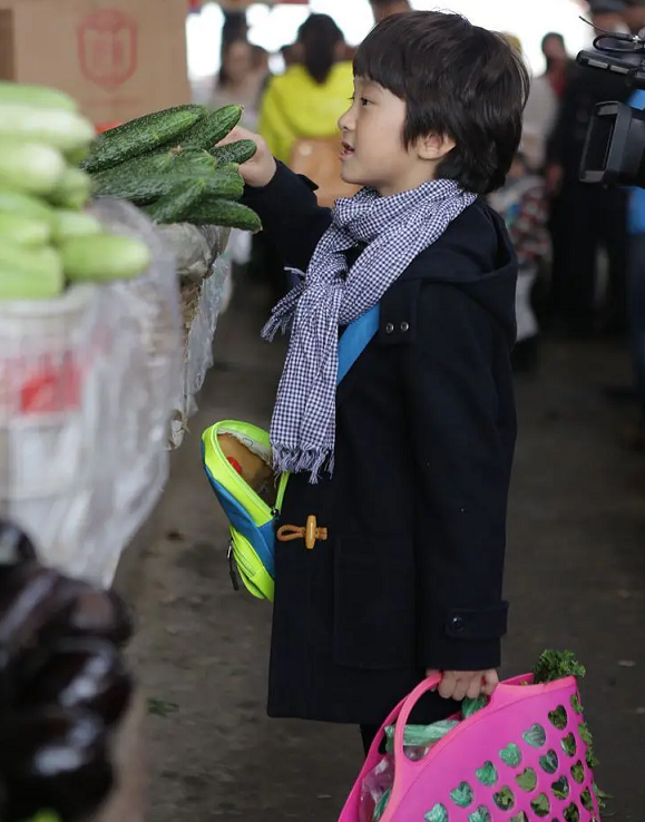 13岁天天与张亮同框，身高接近1米8，穿西服颜值