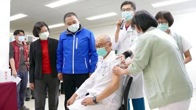 台灣19.9萬劑新冠疫苗快到期，為怕浪費，明起縣市長帶頭施打