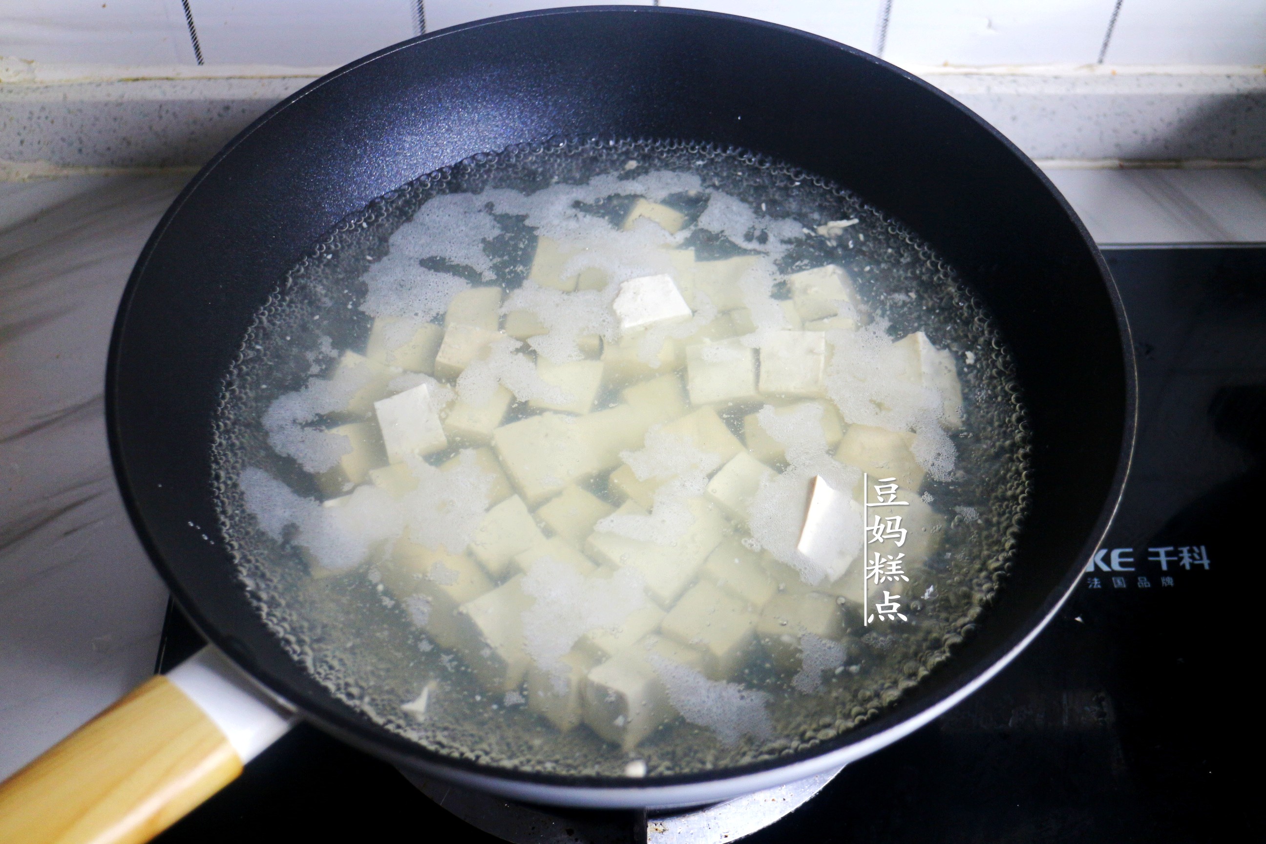 It’s almost the beginning of winter, the tofu is stewed like this, it’s warm and home-cooked, and I love it since childhood.