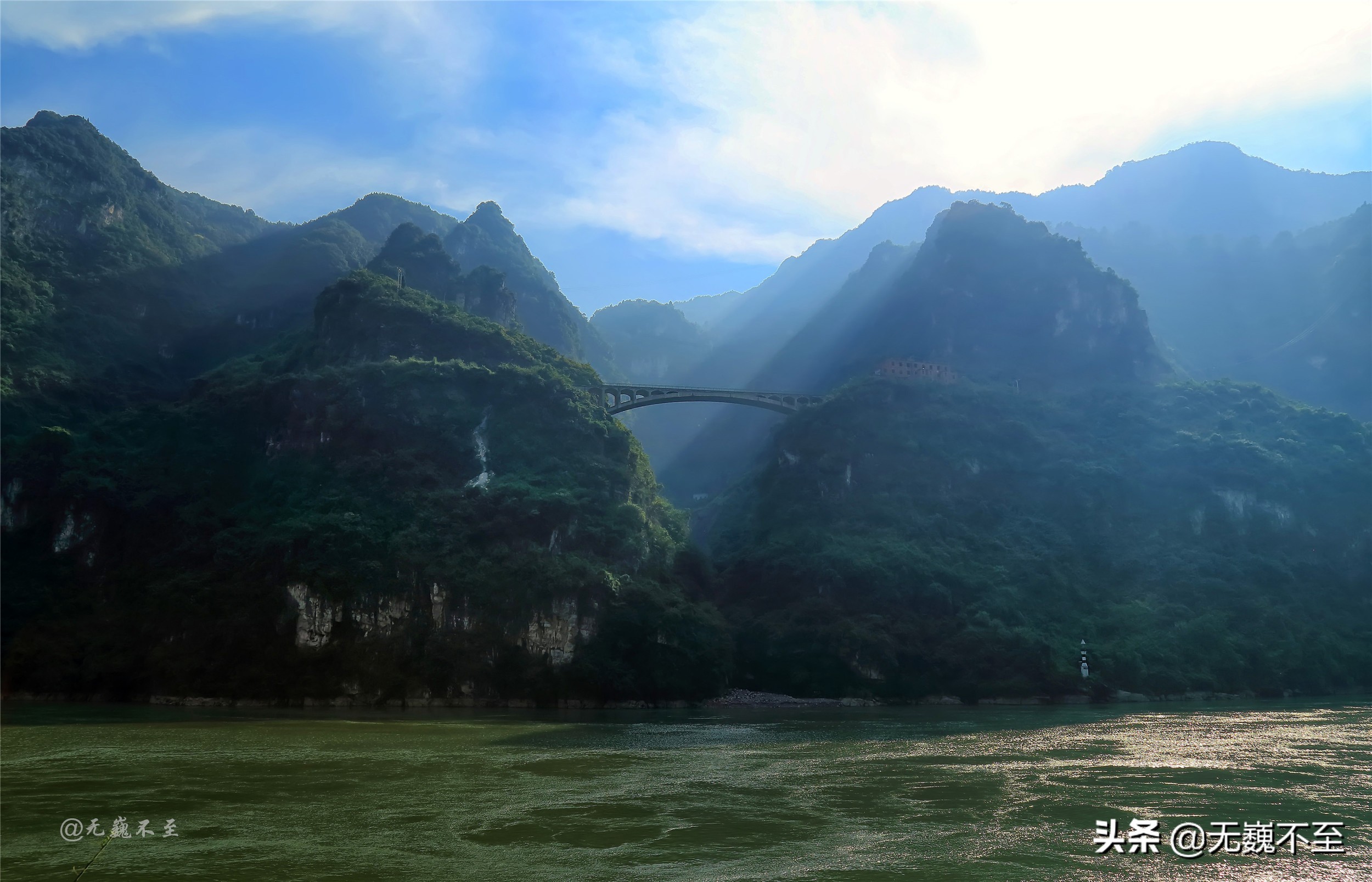 夜发清溪向三峡，灯影凝翠有人家(紫钗记灯街拾翠小桃红)