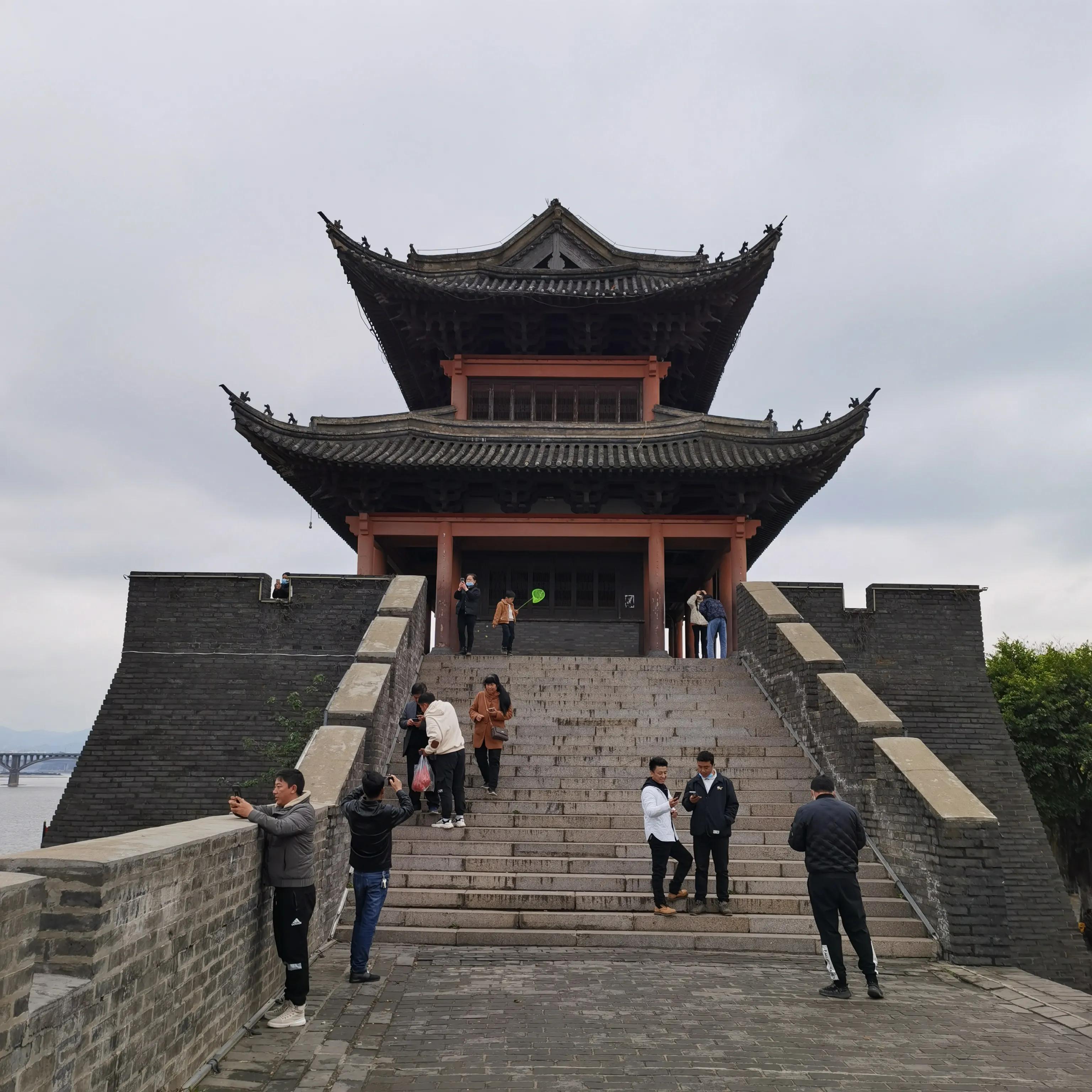 感谢有识之士富于远见，才得以完好保护赣州古城墙面貌，成为江南宋城一道倩丽风景线