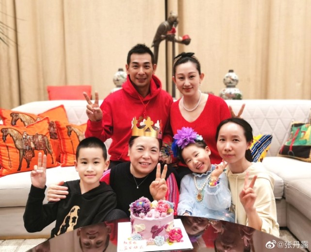 趙文卓一家為管家慶生，送家中倆保姆各一枚珠寶項鍊，當家人對待