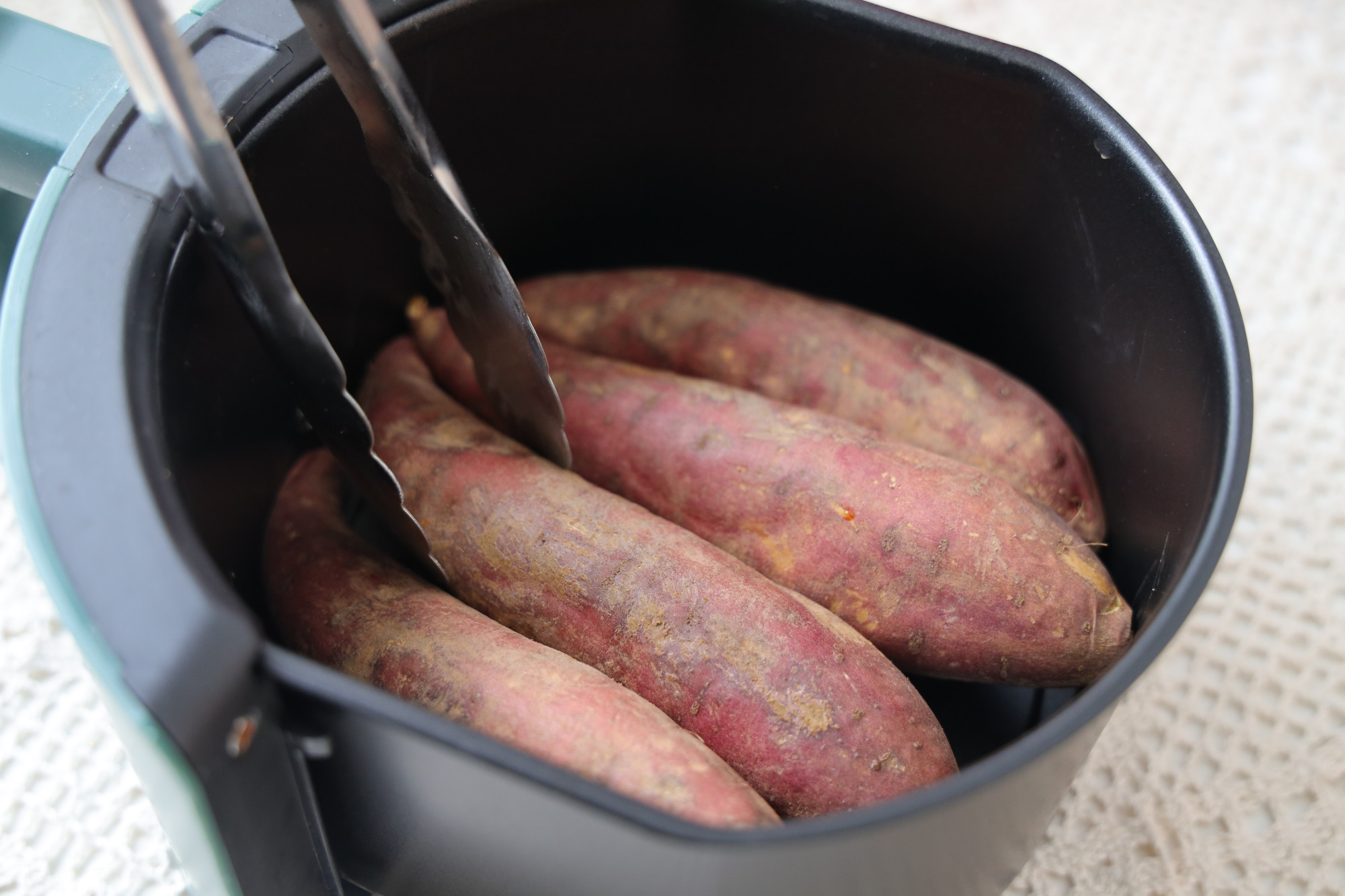 冬天，在家烤上几根红薯，比外面卖得还香，不用电饭煲不用烤箱