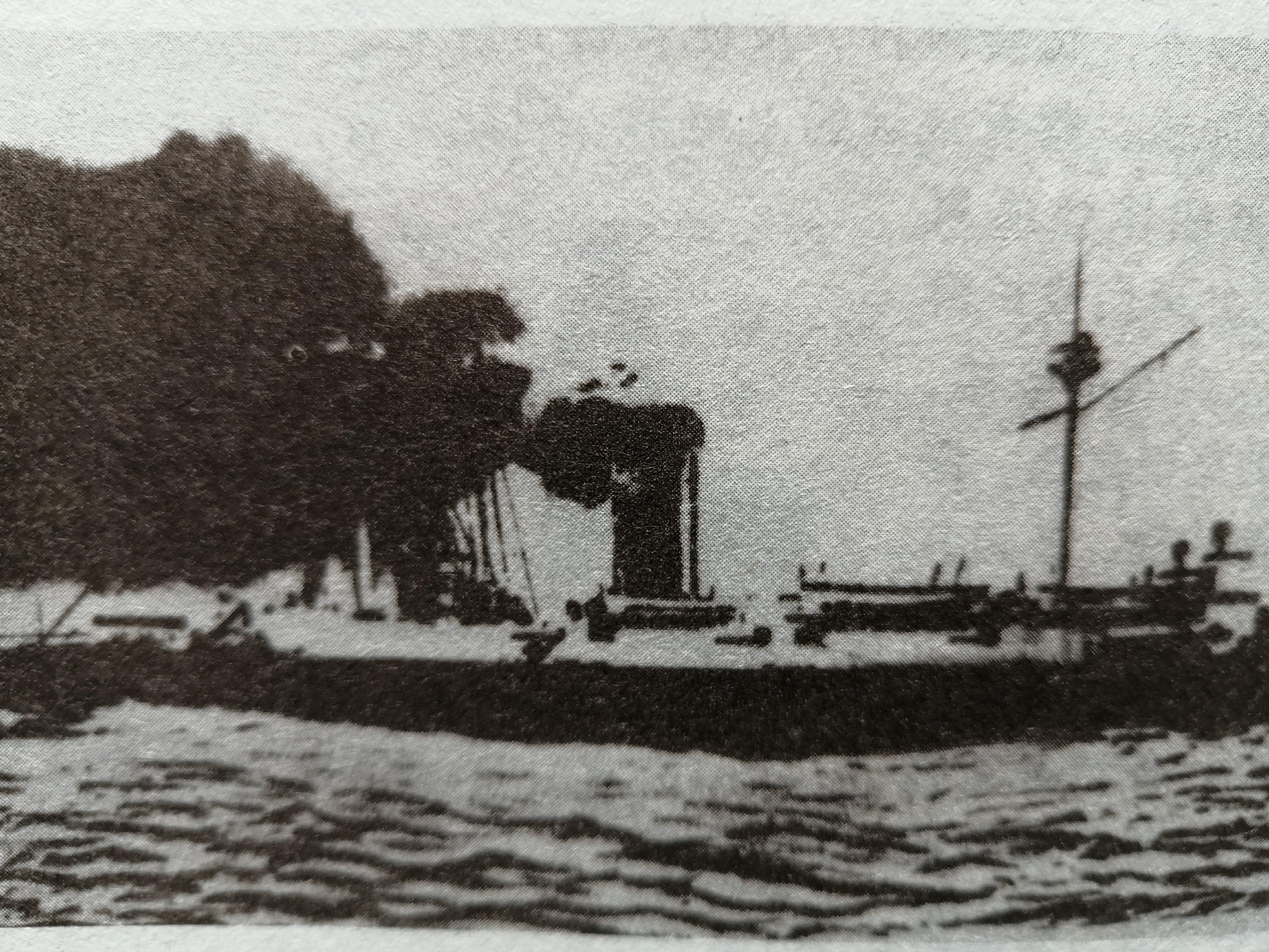 威海卫上空4声巨响，4发150毫米克虏伯炮弹撕裂了日本军舰