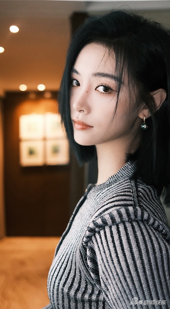 Xu Jiaqi S Striped Hairy Suit Shows A Superior Figure Short Hair And Beautiful Eyebrows Inews