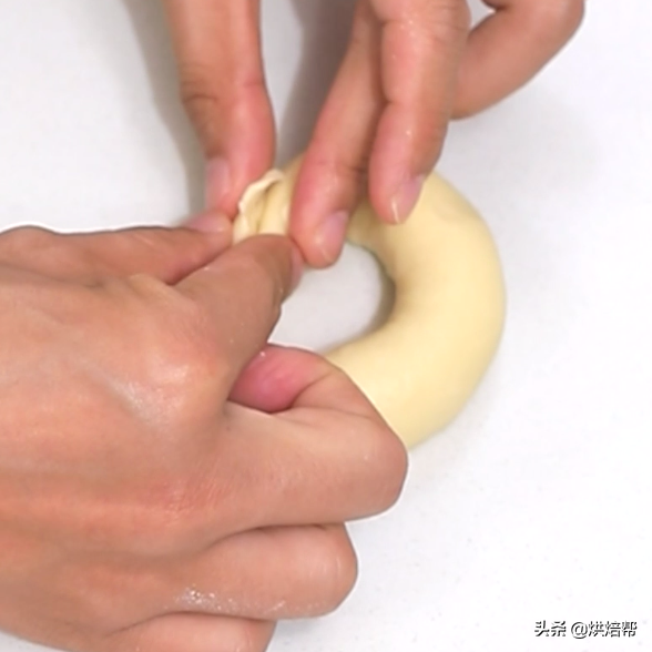 爱吃肉的一定要试试这款面包，咬上一口满满的肉块，幸福感爆棚