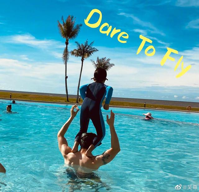 吳尊一家海邊度假，男神41歲肌肉搶眼，兒子站在吳尊肩膀跳水