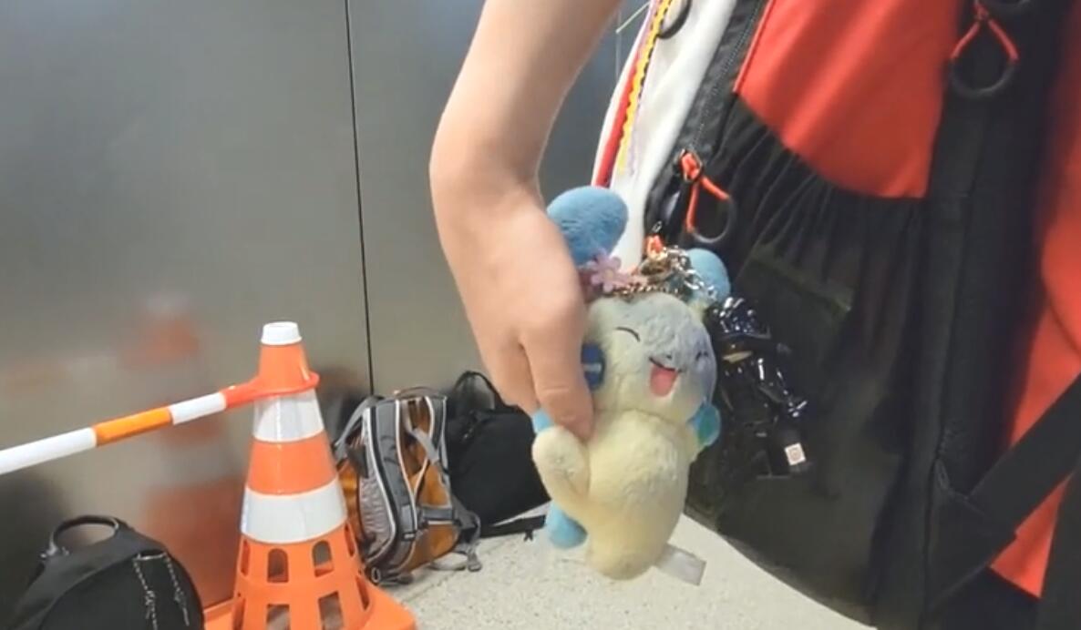 友爱！全红婵上厕所回来顺手拿两折纸，陈芋汐为她看护“长颈鹿”