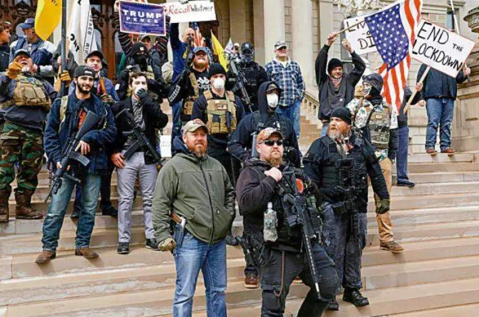 美國公民持槍自由，幾乎人人有槍，為何軍警鎮壓時卻沒人拿槍反抗