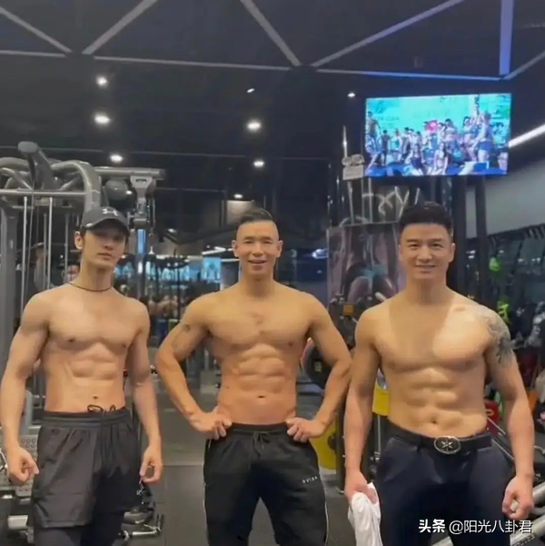 Wu Zun and classmate group photo resemble needing one people of a certain kind, athletic thin body goes to Huang Xiaoming oily, middleaged male star is rejuvenescent