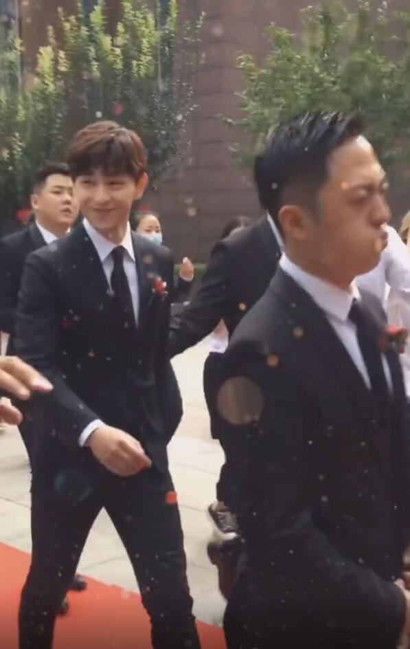 邓伦又当伴郎！穿帅气西装提礼物一路小跑，戴清宫头饰被伴娘捉弄