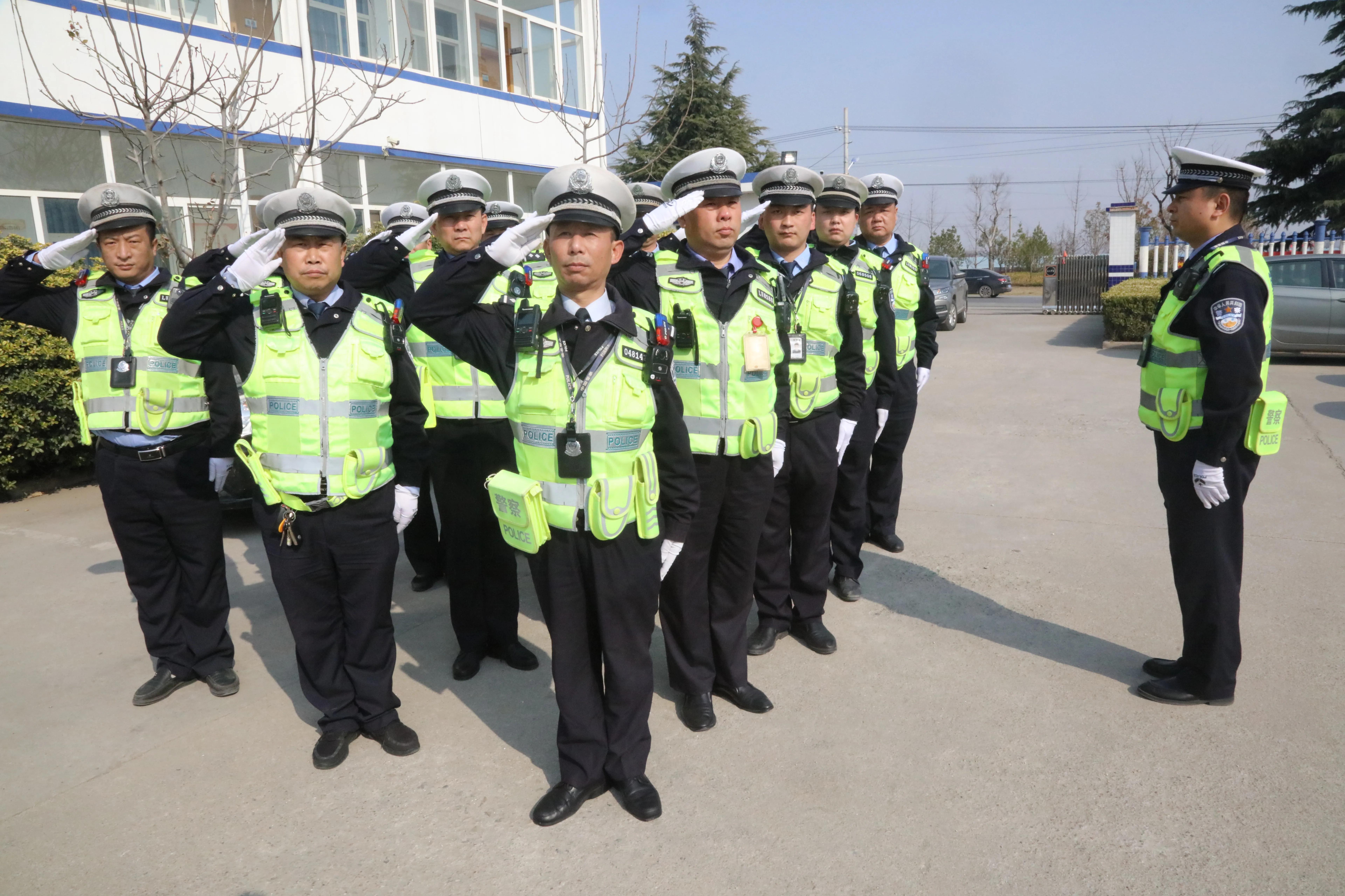 临渭交警砺兵开春组图