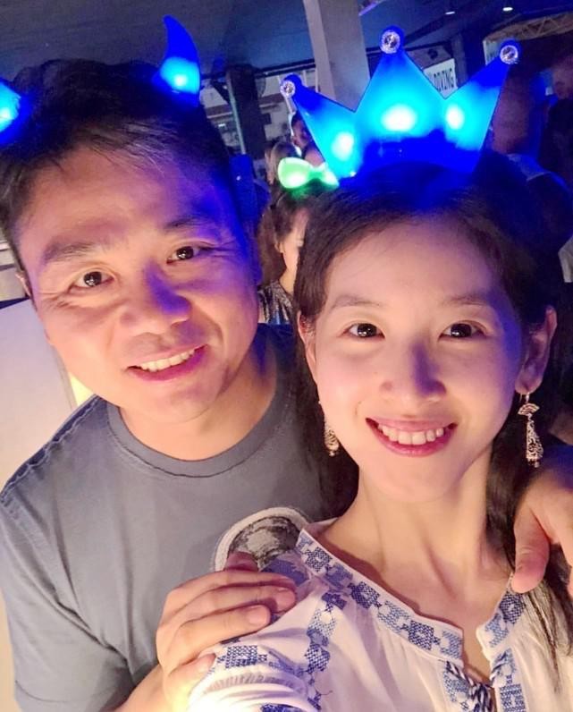 章泽天现身商界活动，代表丈夫选择投资项目，已能独当一面企业家