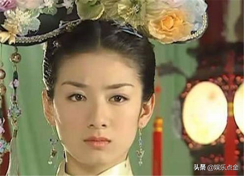 赵薇黄奕两代小燕子同框，赵薇输了气质，却赢在了细节上
