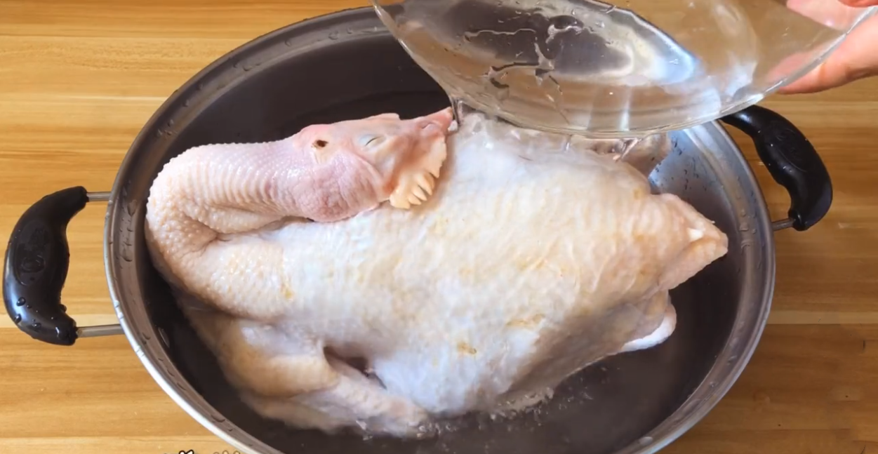 整只鸡扔进电饭锅，不加油不加水，软烂脱骨，比广东烤鸡还要好吃