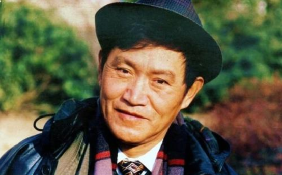 还记得《牧马人》里的村长吗？陈道明见了都要